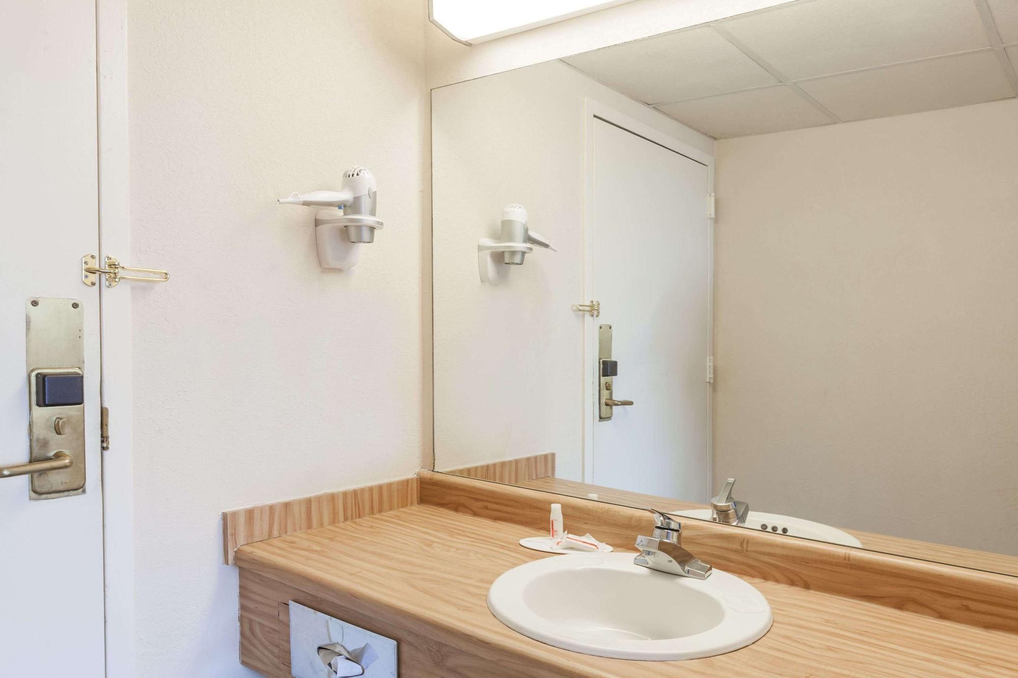 Days Inn Syracuse East Syracuse Εξωτερικό φωτογραφία
